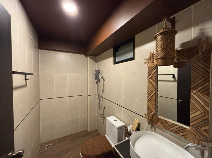 Bathroom 4, Phoenix Room, Pathiu