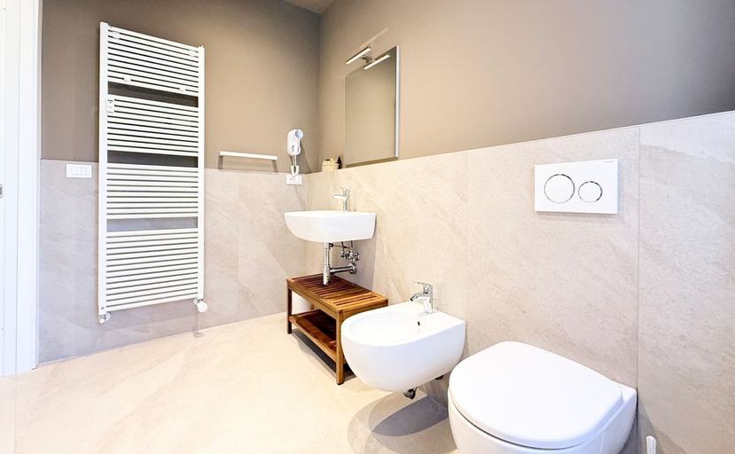 Bathroom 2, Saragozza 114, Bologna