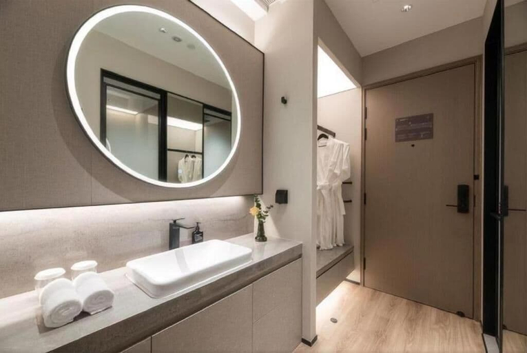 Bathroom 4, Orange Crystal Shanghai Lujiazui Expo, Shanghai