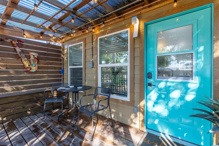 Outdoor dining, Cota 2 bedroom stay, Travis