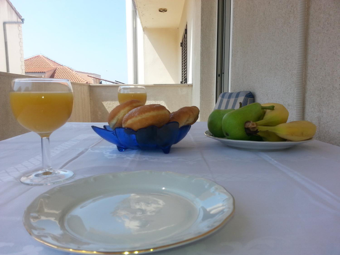 Food & Drinks 5, Apartments Sofija, Podstrana