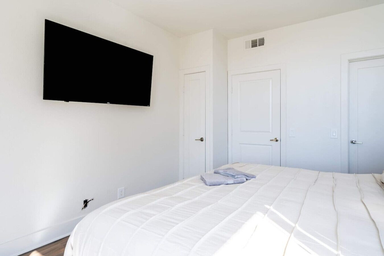 Interior 2, Sleek Marina Den, Central, Gym, Pool, King Bed, Los Angeles