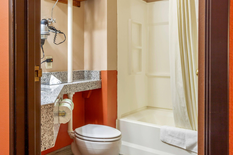 Bathroom 4, Quality Inn & Suites Prairie Du Chien, Crawford