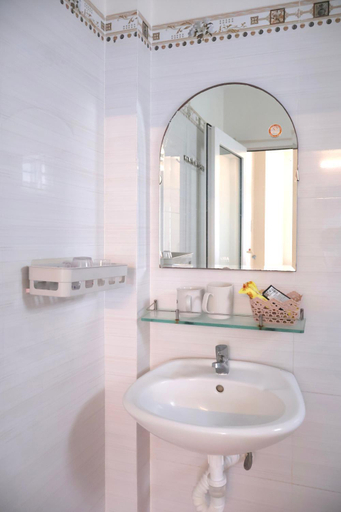 Bathroom 3, Xuan Luom Guesthouse, Phan Thiết
