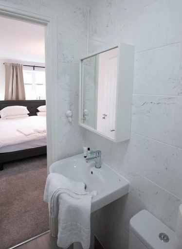 Bathroom 5, Neptune House by Guestz, Cheshire West and Chester