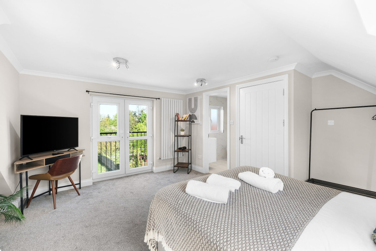 Room 4, Stylish 5 Bed Surrey Home with Garden, Surrey