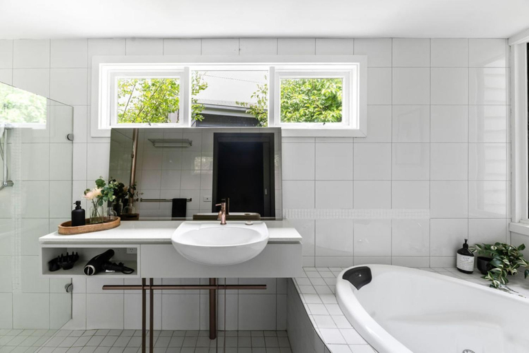 Bathroom 4, Romantic Lakefront Luxury - Spa Bath, Fireplace, King Bed, Hepburn - East
