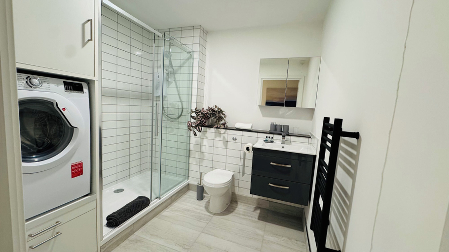Bathroom 3, The Square Apartments Flat 5, Swindon