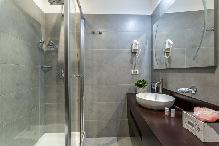 Shower 4, iFlat Antonella House Trevi Terrace Hideaway, Rome