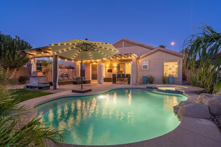 Sport & Beauty 2, Waterfront Villa with Pool Hot Tub Lounge area, Maricopa