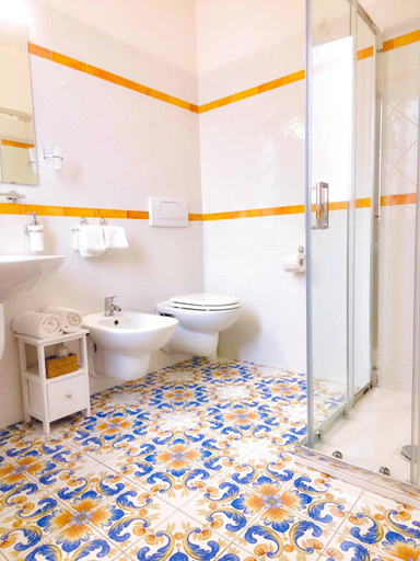 Bathroom 3, Sylesia, Messina