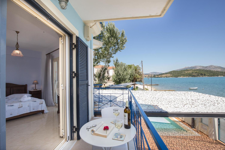 5, SALTY BREEZE Beachfront Apartment, Ionian Islands