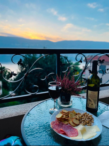 Food & Drinks, Sunny Bay Apartments