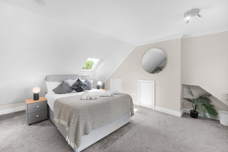 Room 3, Stylish 5 Bed Surrey Home with Garden, Surrey