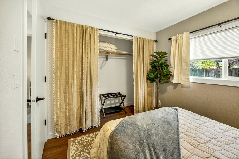 Room 2, Basecamp GP Private Unit in Quiet Duplex, Josephine