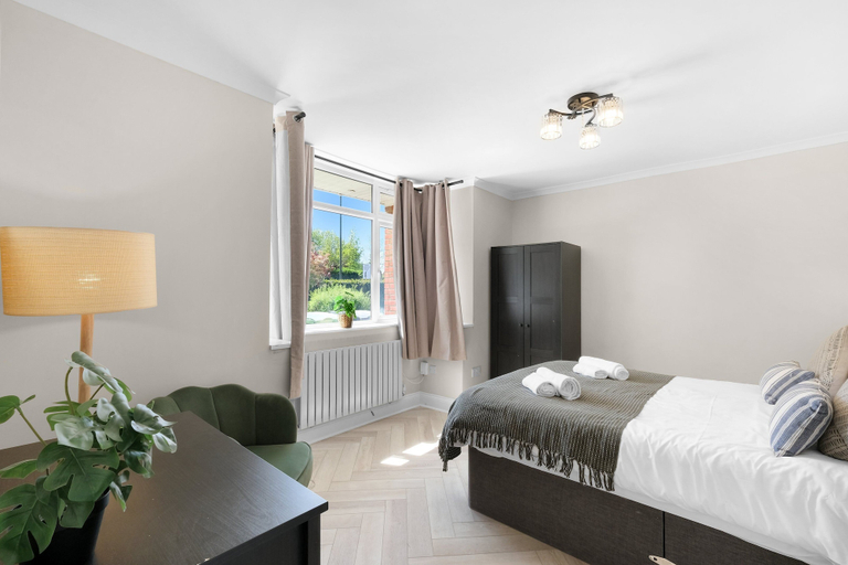 Room 2, Stylish 5 Bed Surrey Home with Garden, Surrey