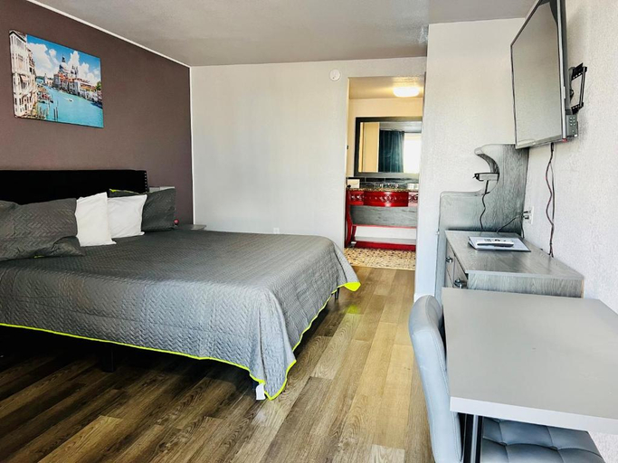 Bedroom 2, R Nite Star Hotel & Lounge, Arlington