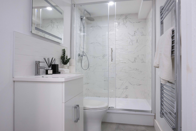 Bathroom 2, Norfolk House, Gloucestershire