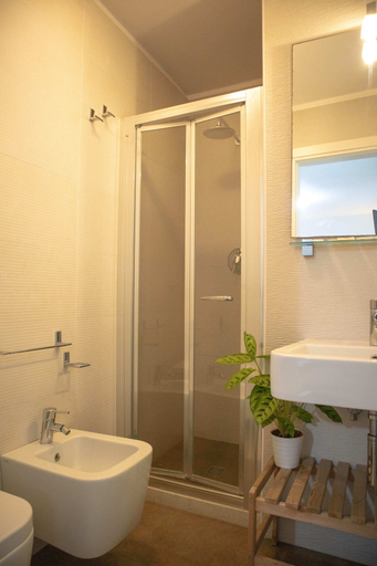Bathroom 5, Hotel Nemo, Rimini