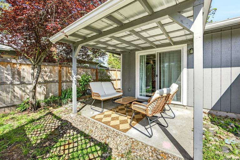 Terrace/patio 3, Basecamp GP Private Unit in Quiet Duplex, Josephine