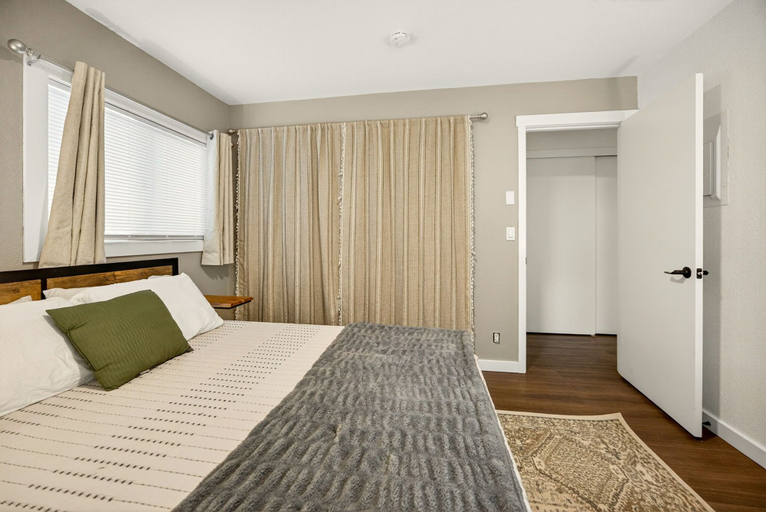 Room 5, Basecamp GP Private Unit in Quiet Duplex, Josephine