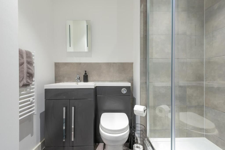 Bathroom 2, Thornhill House by Guestz, Wakefield