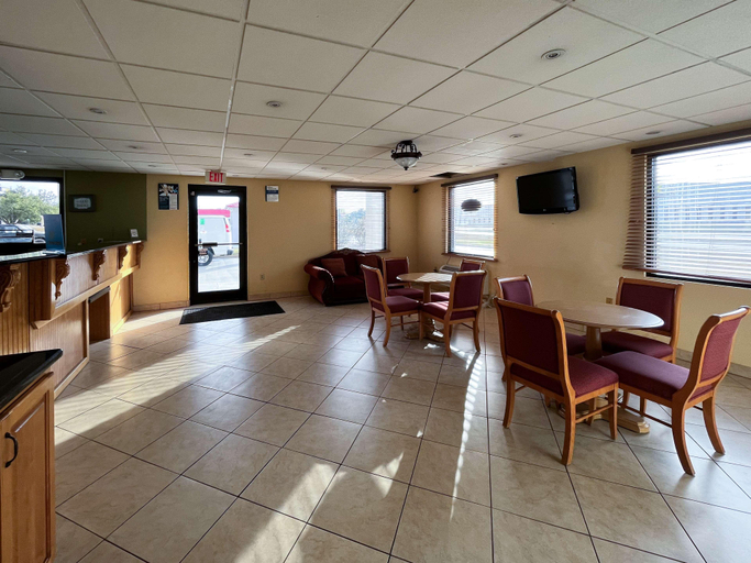 Public Area, Motel 6 Abbeville, AL, Henry