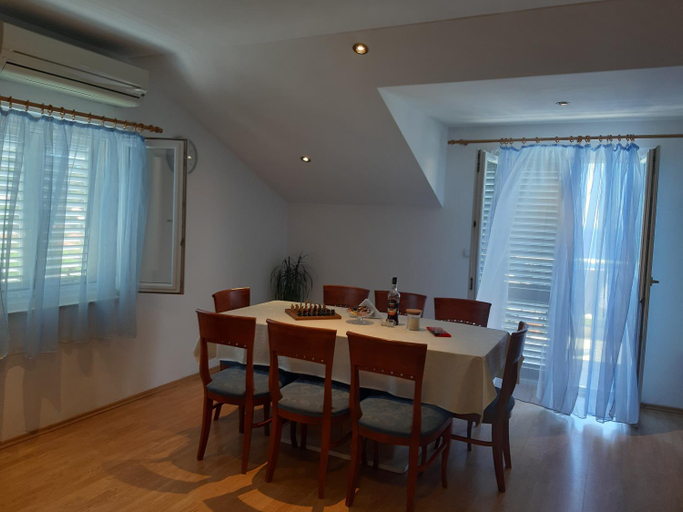 Others 4, Apartments T & D, Pojezerje