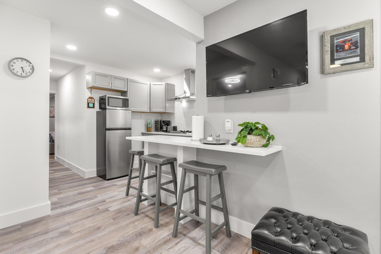 Private kitchen 5, Cota 2 bedroom stay, Travis