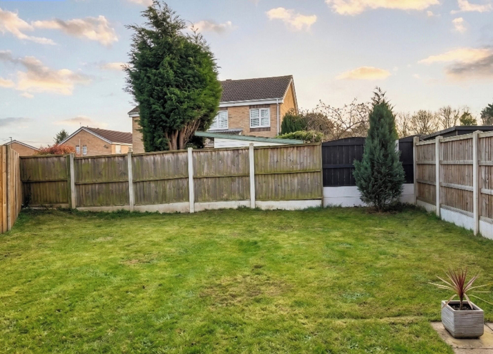 Others 5, 2 Bed House - Sleeps 4 - Parking - Pets - Garden, Doncaster