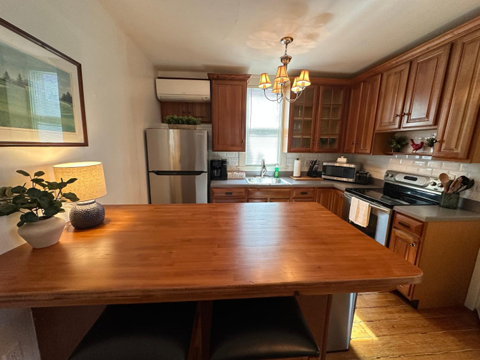 3, Newport Harbor View Cottage w Decks & Parking, Newport