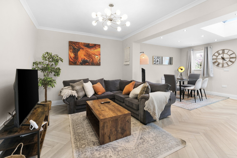 Living area 5, Stylish 5 Bed Surrey Home with Garden, Surrey