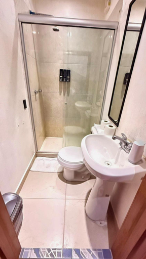 Bathroom 2, MRE Goldsmith Polanco, Mexico City