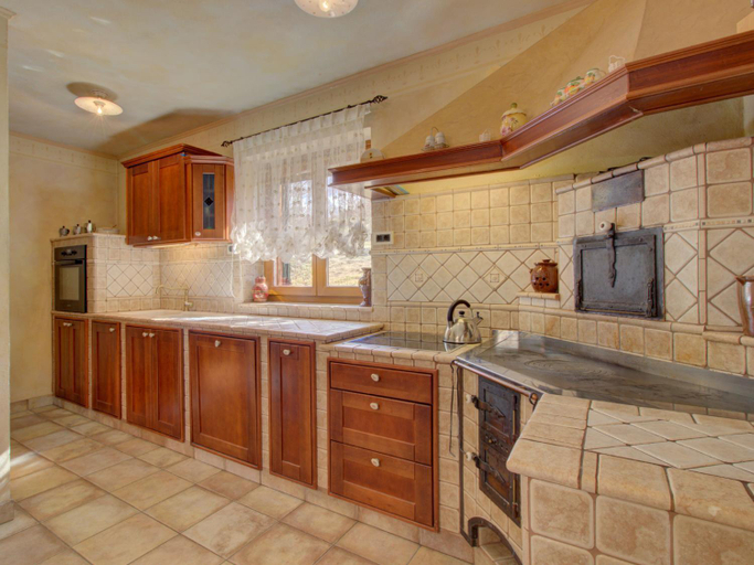 Others 4, Large Apartment in Hrastovlje with Private Swimming Pool, Koper