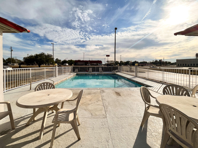 Sport & Beauty, Motel 6 Abbeville, AL, Henry
