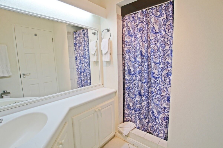 Bathroom 4, Leith Court by BSL Rentals