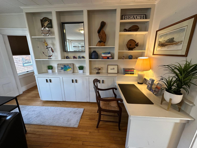 5, Newport Harbor View Cottage w Decks & Parking, Newport