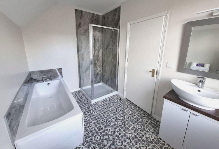 Bathroom 4, Russell, Kent