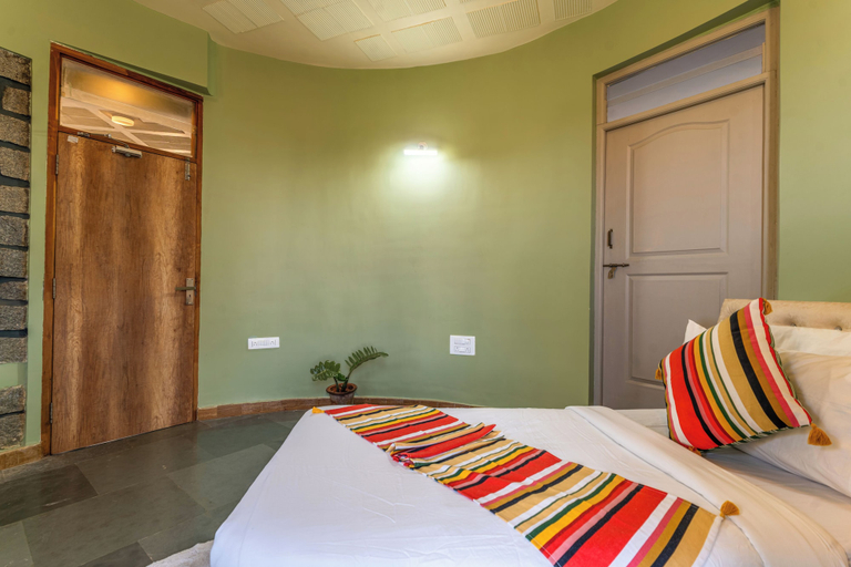 Room 4, Brahamasthanam By Alaya Stays 4BHK, Bangalore