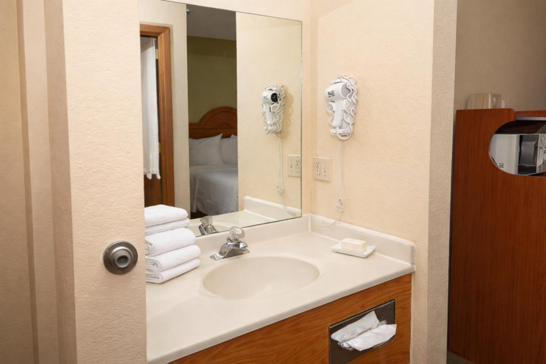 Bathroom 3, Super 8 By Wyndham Gallup, McKinley