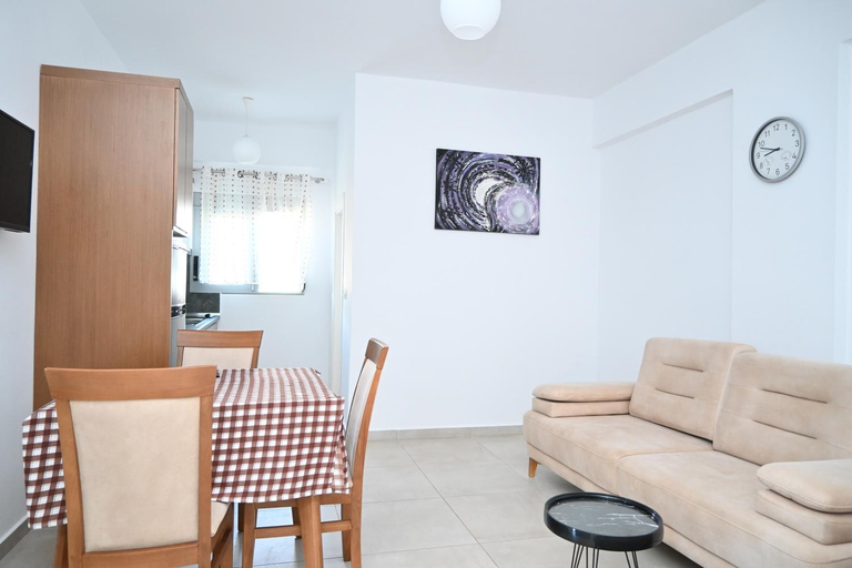 Others 3, Lux Apartments 2, Sarandës