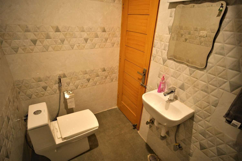 Bathroom 3, Mountainshack Riverside Stay & Cafe, Kullu