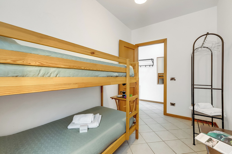 Room 3, Julia's House With Lakeview and shared pool, Brescia