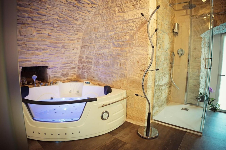 Bathroom 2, MC 1640, Bari