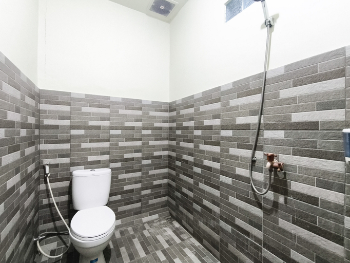 Bathroom 3, RedDoorz near RSUD Provinsi NTB, Lombok