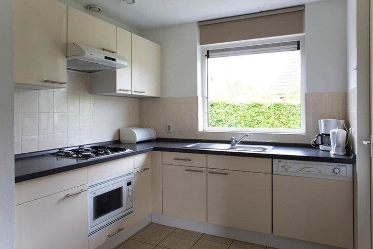 Private kitchen 4, Charming Forest House Surrounded by a Garden, Heel