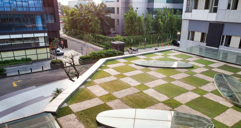 Exterior 2, Serene Sage Touch Studio Room at Apartment Nifarro Park By Travelio, South Jakarta