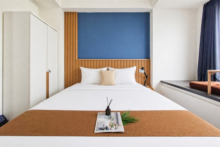 Bedroom 2, Chic Blue Tinted Studio Room at Apartment Collins Boulevard By Travelio, Tangerang