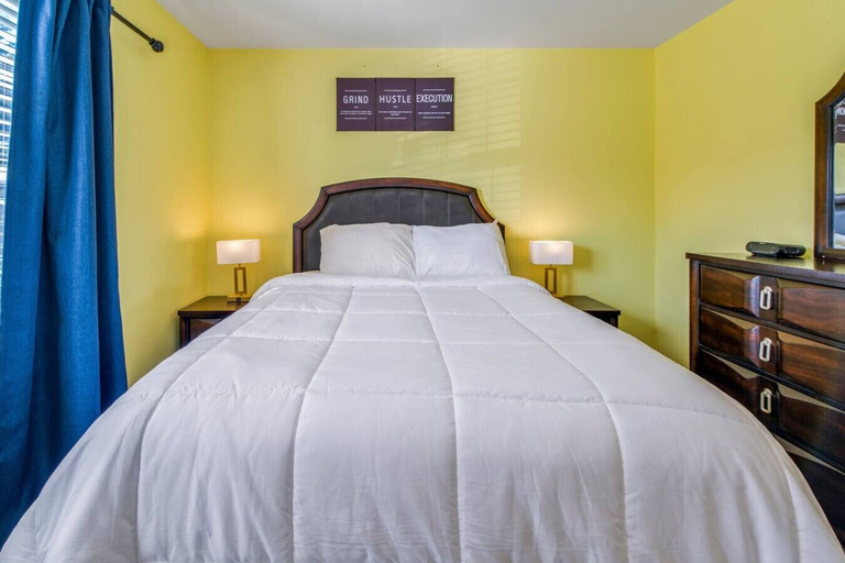 Interior 3, Modern Comfort Loves Park Stylish 3BR Getaway, Boone