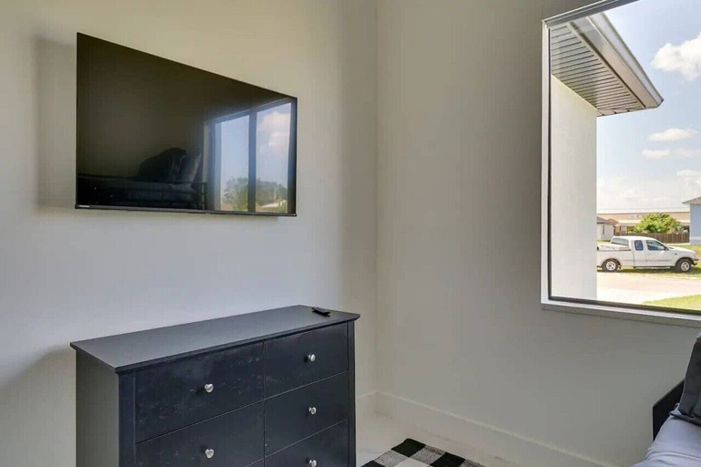 Interior 4, 290) Perfect for Families!, Lee